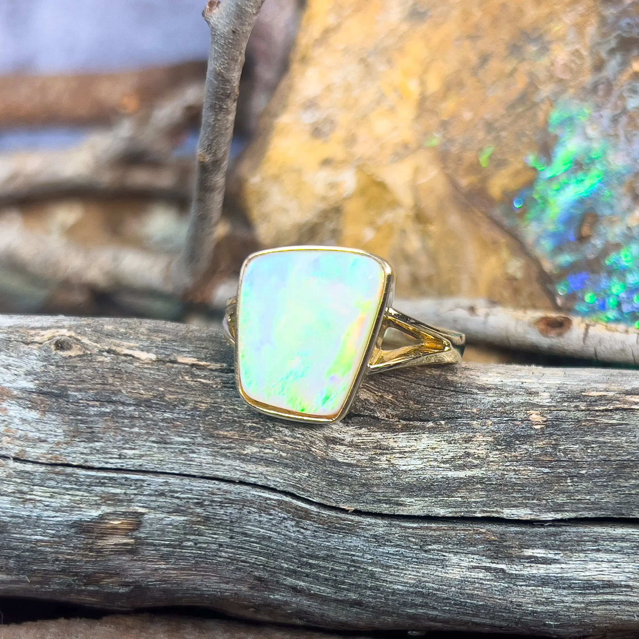 18kt Yellow Gold bezel set Light Opal green flash 5.15ct