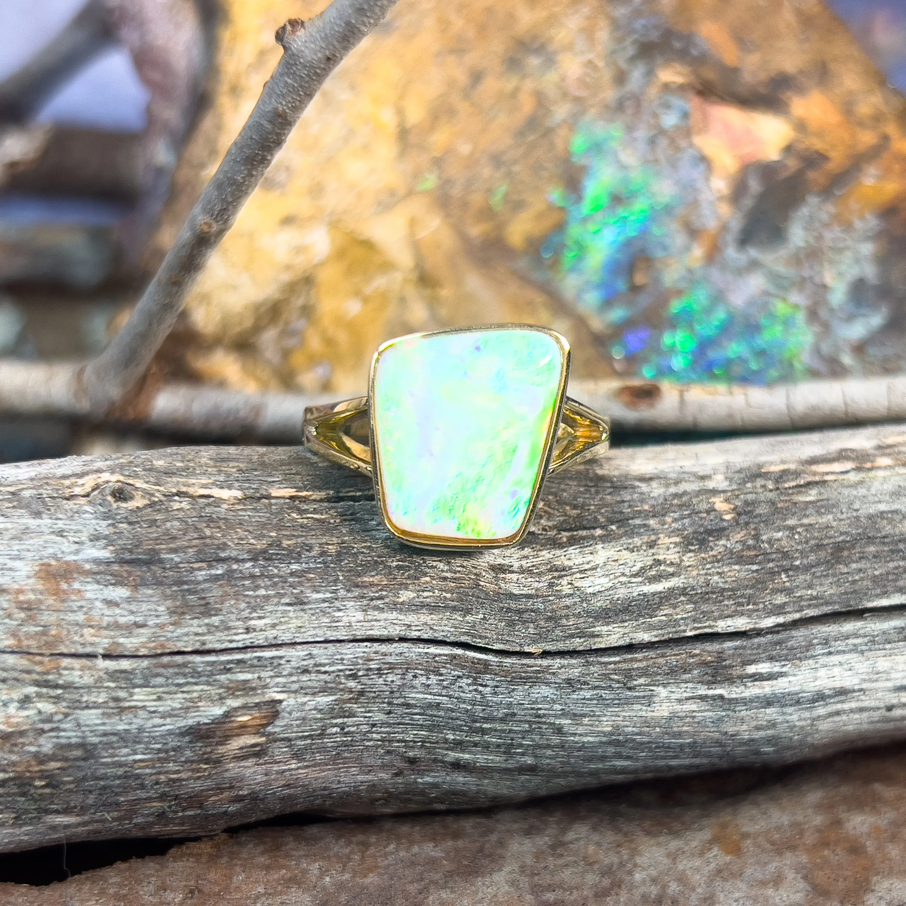 18kt Yellow Gold bezel set Light Opal green flash 5.15ct
