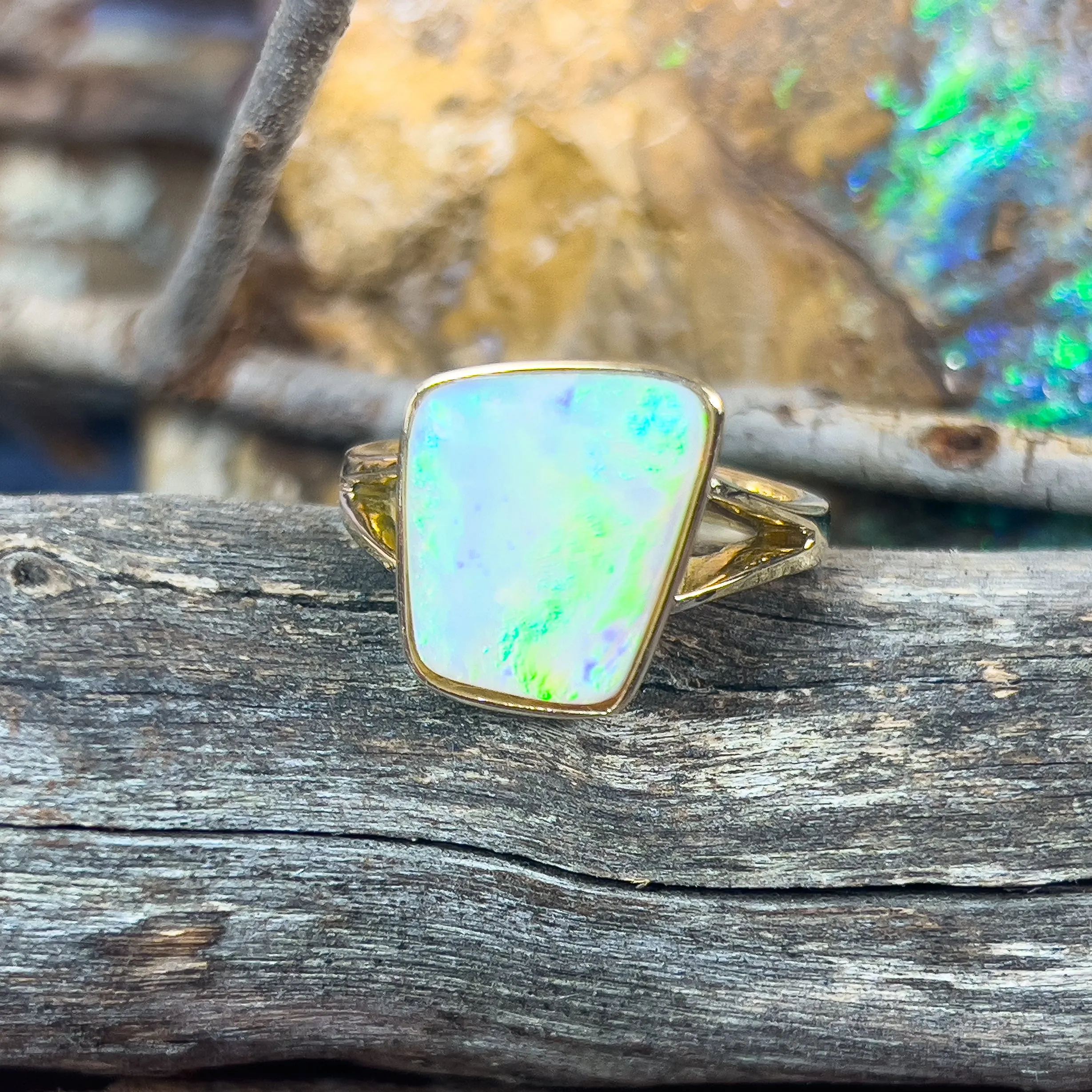 18kt Yellow Gold bezel set Light Opal green flash 5.15ct
