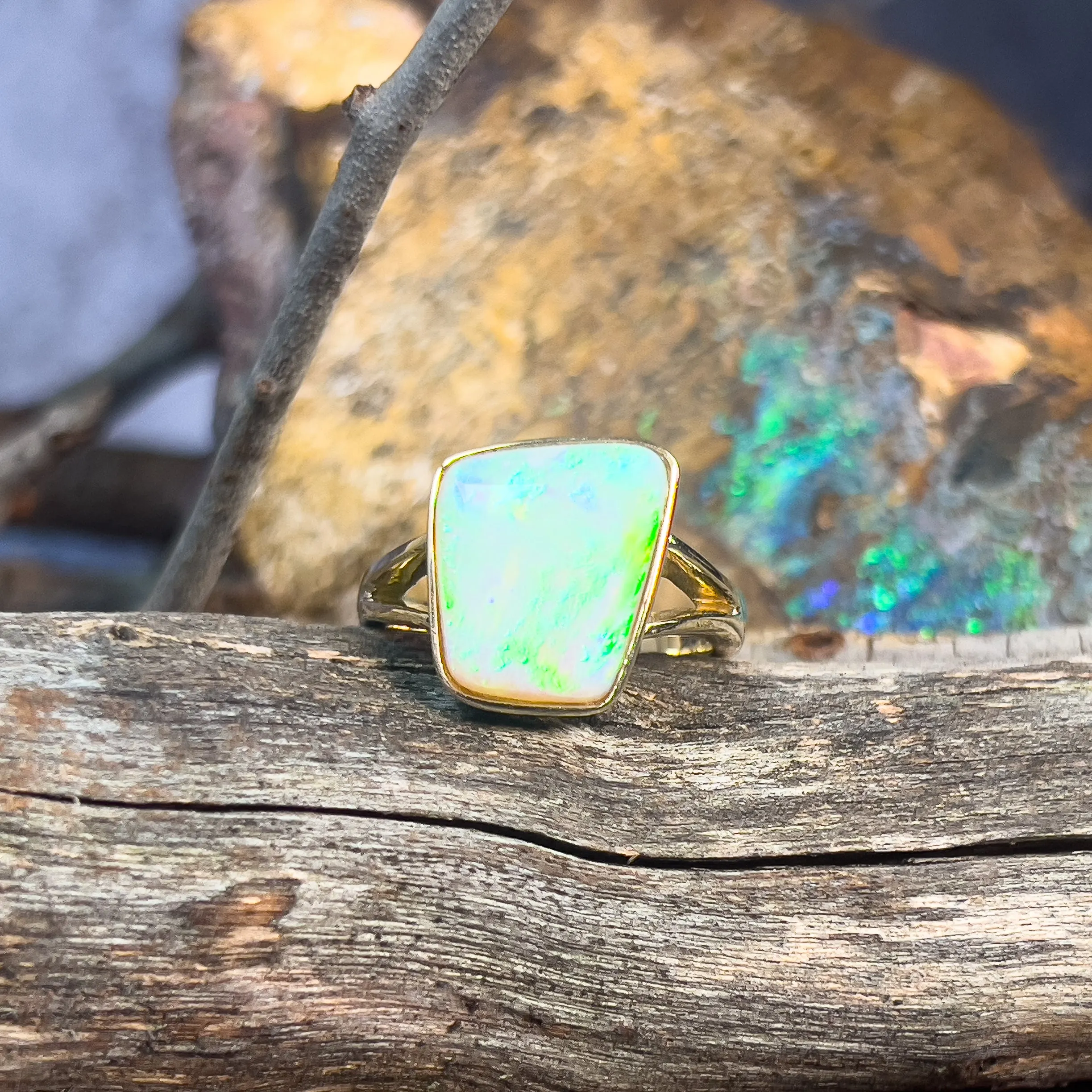 18kt Yellow Gold bezel set Light Opal green flash 5.15ct