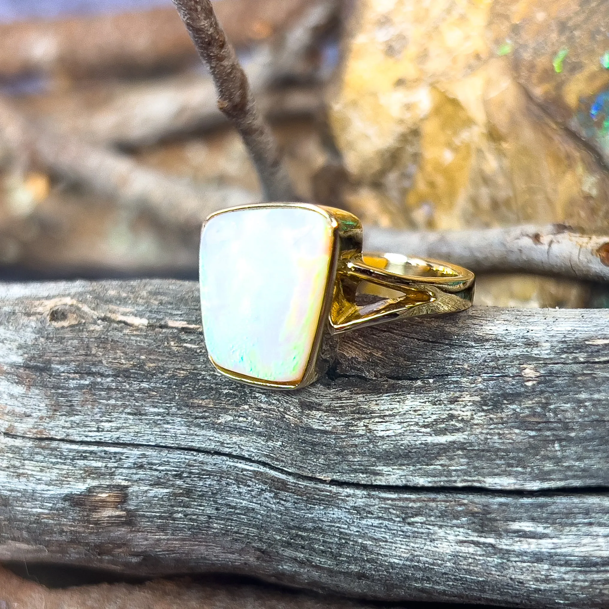 18kt Yellow Gold bezel set Light Opal green flash 5.15ct