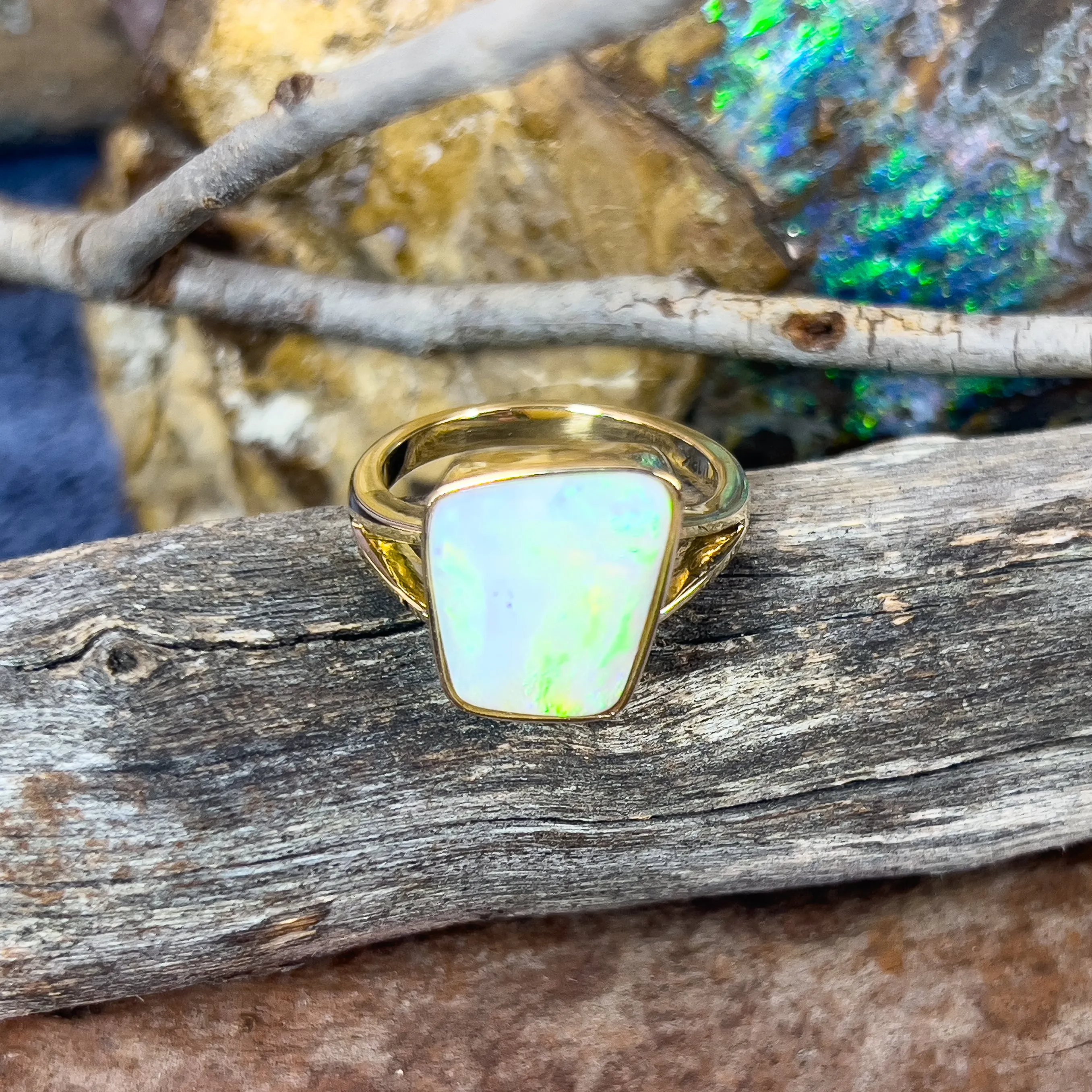 18kt Yellow Gold bezel set Light Opal green flash 5.15ct