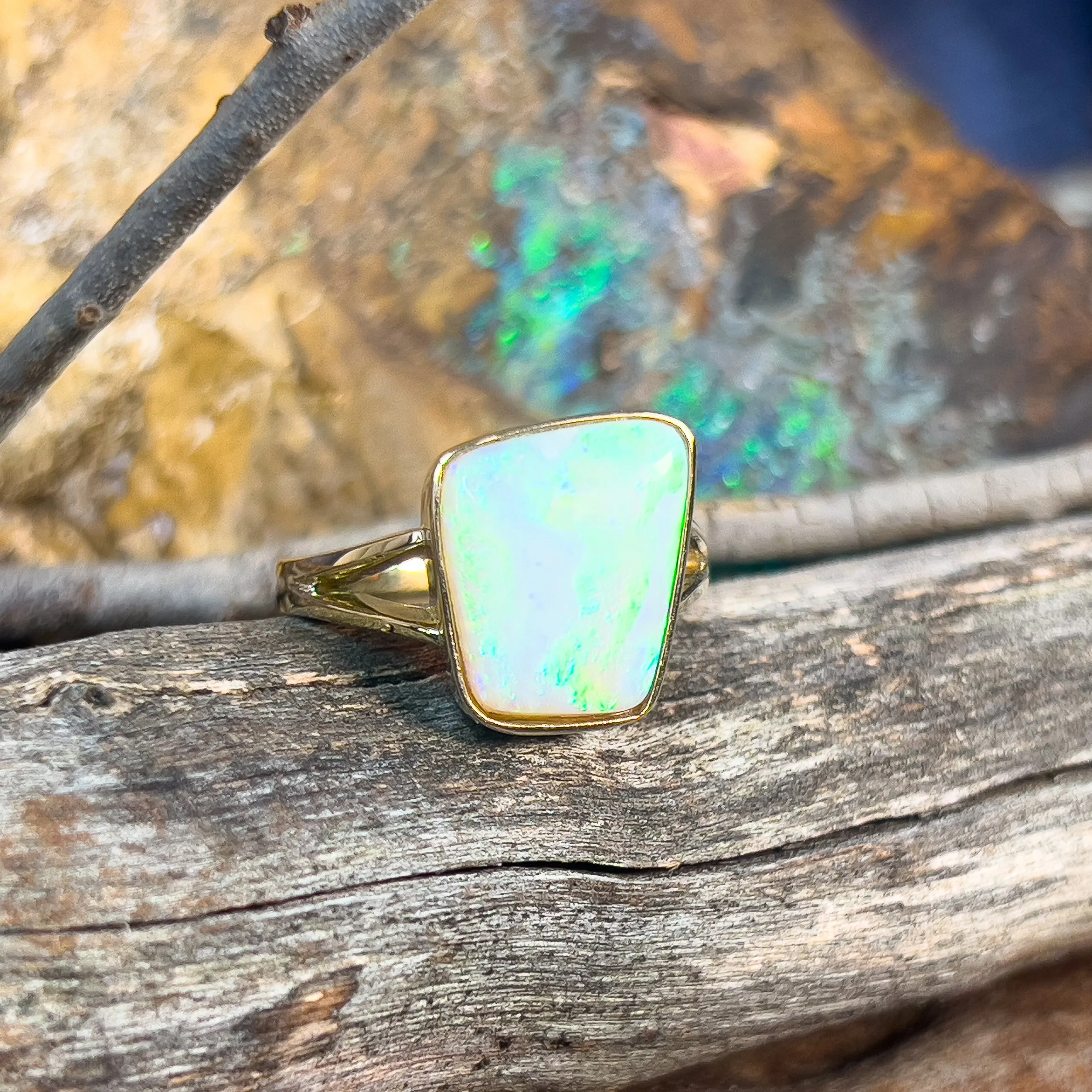 18kt Yellow Gold bezel set Light Opal green flash 5.15ct