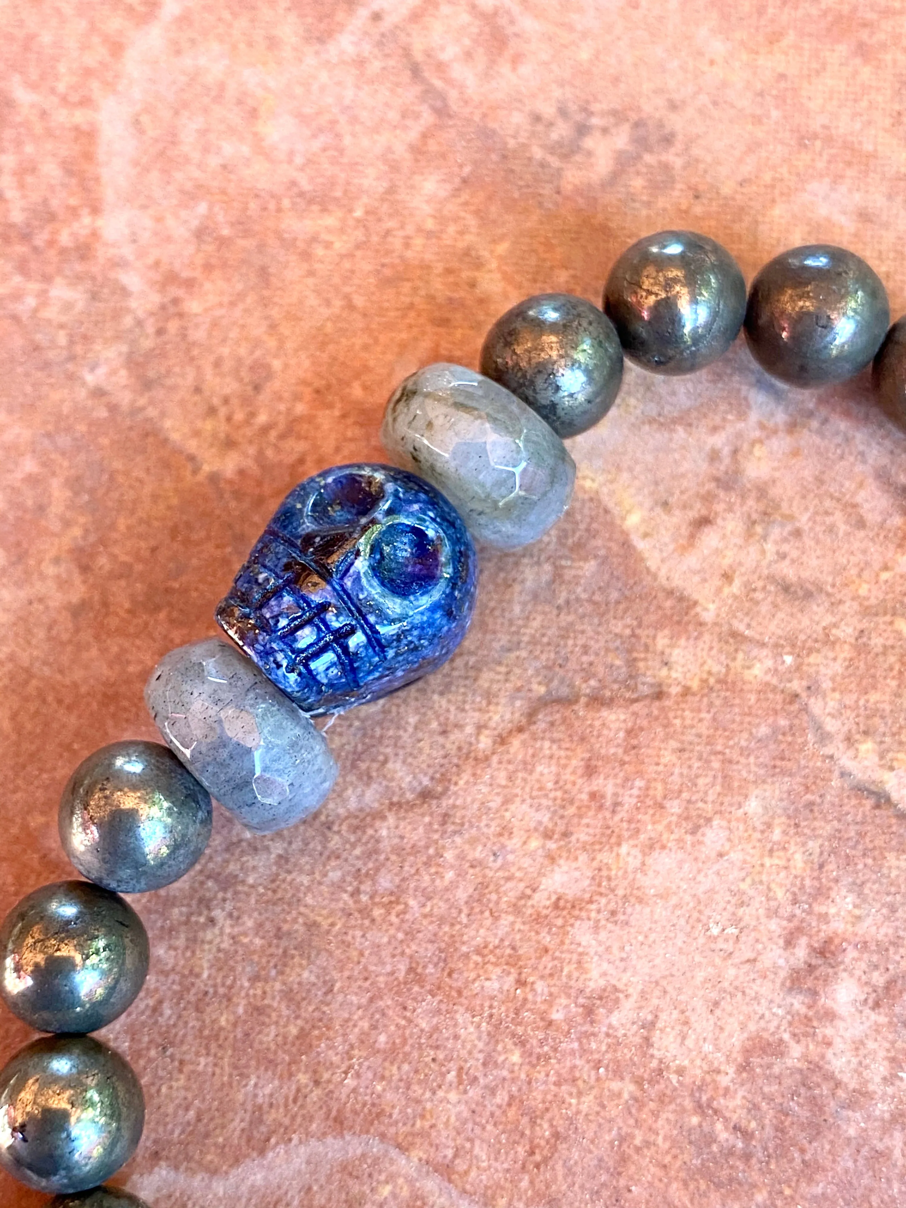 Men’s pyrite, labradorite, and lapis lazuli skull stretch bracelet